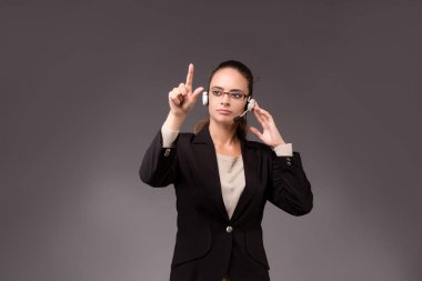 Genç kadın işkadını sanal düğmelere basarak