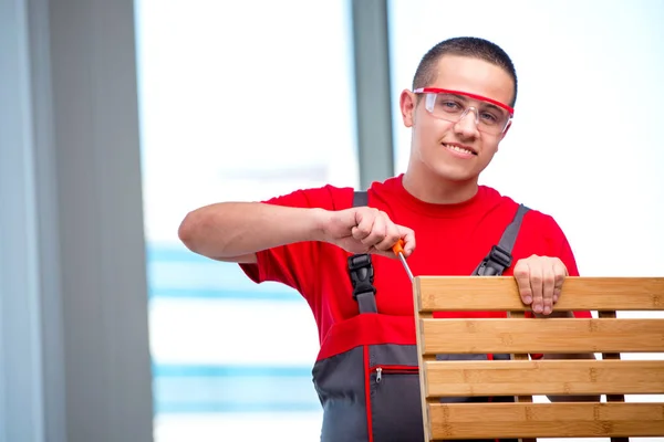 Mobiliário jovem carpinteiro em conceito industrial — Fotografia de Stock