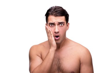 Genç adam korkmuş üzerinde beyaz izole