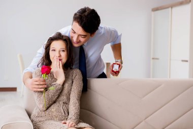 Evlilik teklifi yapan bir adamın romantik konsepti.