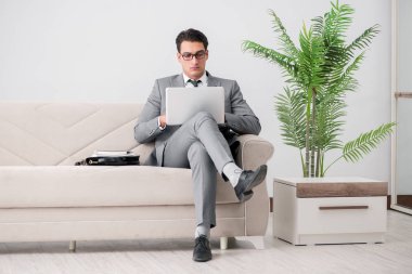 İşadamı ile kanepe oturma dizüstü dizüstü