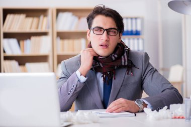 Hasta işadamı, ofiste hastalık yüzünden acı çekiyor.