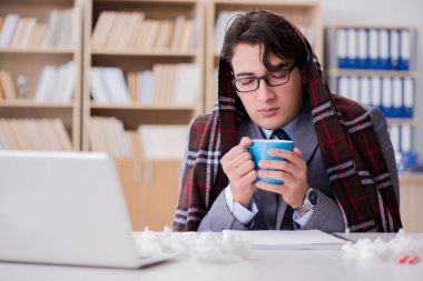 Hasta işadamı, ofiste hastalık yüzünden acı çekiyor.