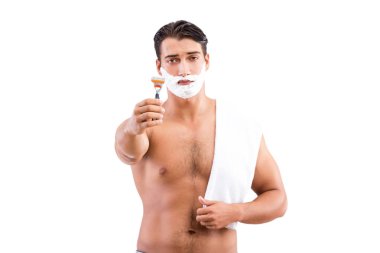 Yakışıklı adam, beyazın üzerinde tek başına tıraş oluyor.