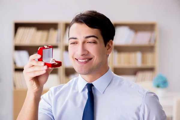 Romantisches Konzept mit Mann, der Heiratsantrag macht — Stockfoto