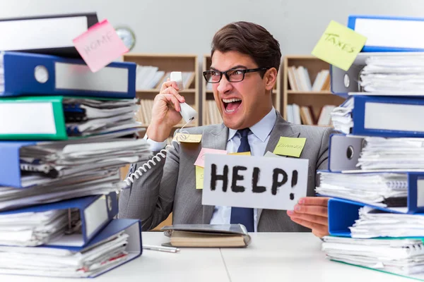 Upptagen affärsman ber om hjälp med arbetet — Stockfoto