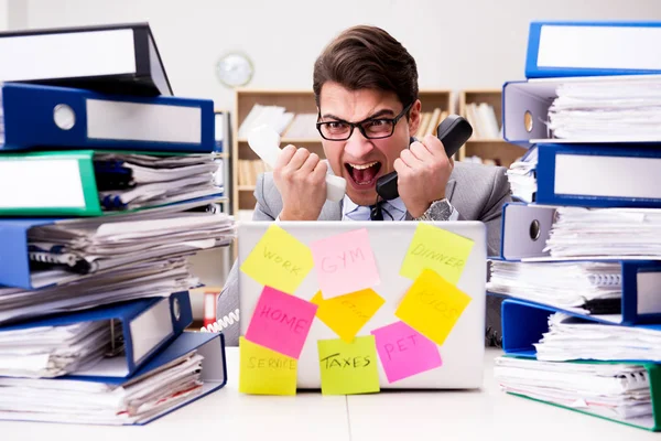 Empresario luchando con múltiples prioridades — Foto de Stock