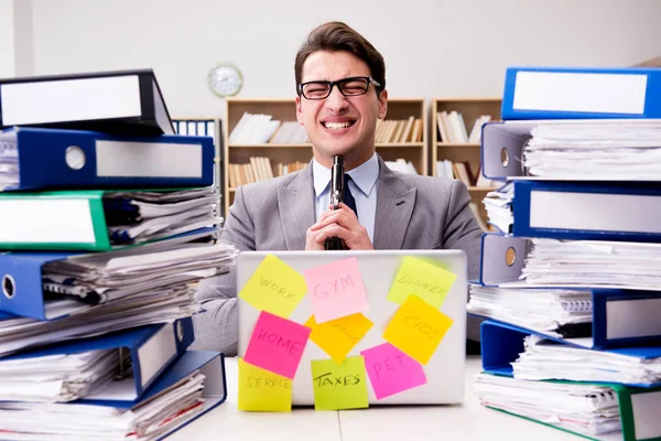 Geschäftsmann kämpft mit mehreren Prioritäten — Stockfoto