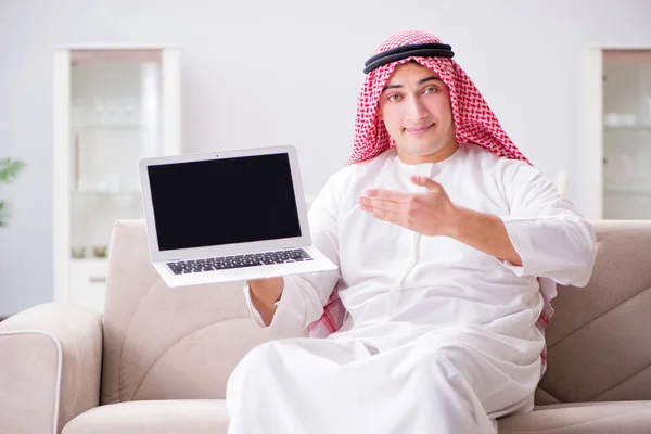 Junger arabischer Geschäftsmann arbeitet mit Laptop auf Sofa — Stockfoto