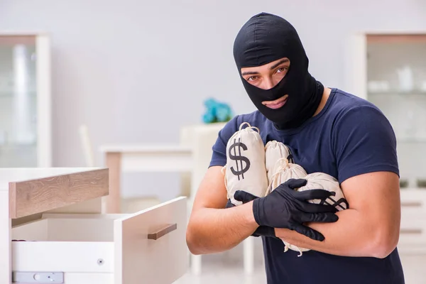 Robber indossa passamontagna rubare cose di valore — Foto Stock