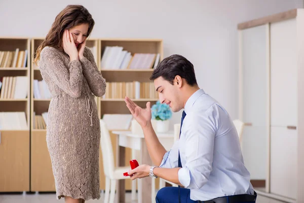 Romantisches Konzept mit Mann, der Heiratsantrag macht — Stockfoto