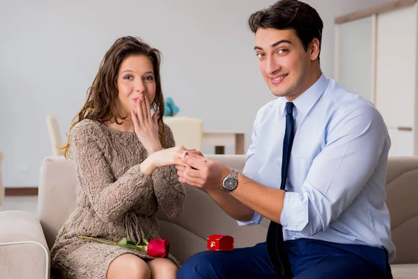 Romantisches Konzept mit Mann, der Heiratsantrag macht — Stockfoto