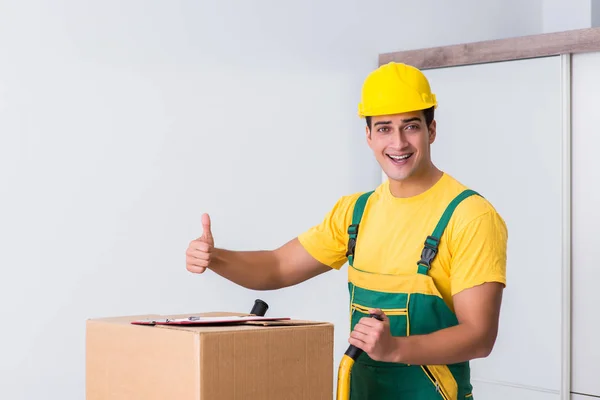 Transportation worker delivering boxes to house — Stock Photo, Image
