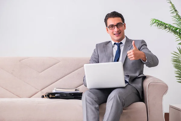 Zakenman met laptop laptop zitten in de Bank — Stockfoto