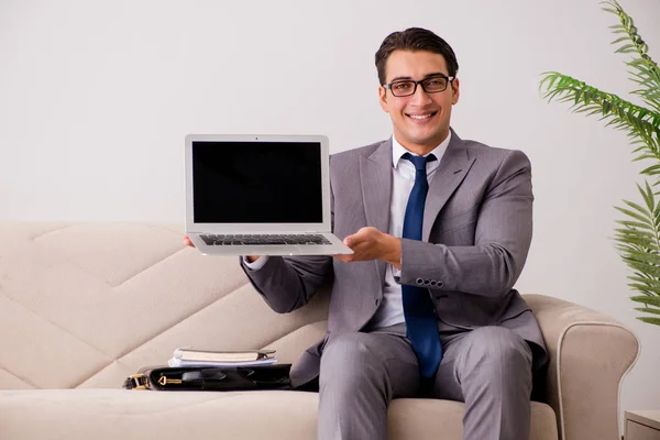 Affärsman med laptop notebook sitter i soffa — Stockfoto