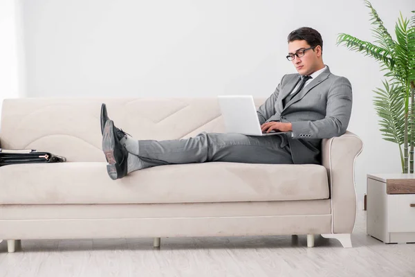 Νεαρός επιχειρηματίας ξαπλωμένος στον καναπέ — Φωτογραφία Αρχείου
