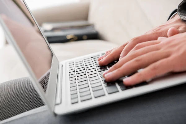 Uomo d'affari che lavora con il laptop nel concetto di business — Foto Stock