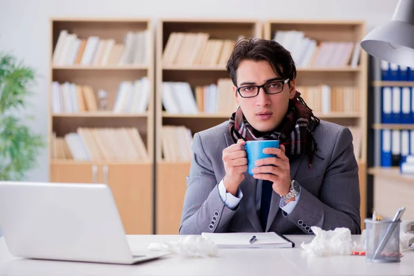 Hasta işadamı, ofiste hastalık yüzünden acı çekiyor.