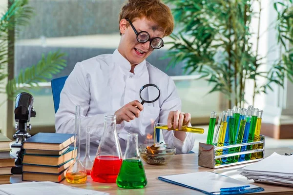 Joven químico loco trabajando en el laboratorio — Foto de Stock