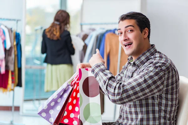 Mutlu koca karısıyla alışveriş