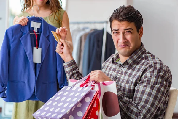 Adam alışveriş nedeniyle borç içine alma