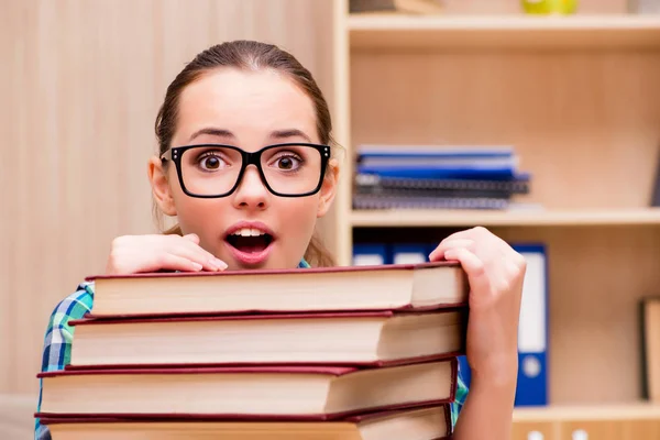 Giovane studentessa preparazione per gli esami — Foto Stock