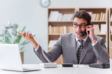 Ofiste kızgın Yardım Masası işleci