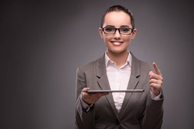 Tablet bilgisayarla çalışan genç iş kadını