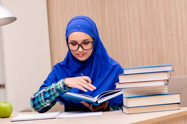 Moslim meisje vermelding examens voorbereiden — Stockfoto