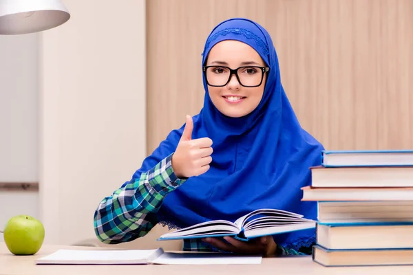 Chica musulmana preparándose para los exámenes de ingreso — Foto de Stock