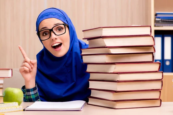 Müslüman kız giriş sınavlarına hazırlanıyor — Stok fotoğraf