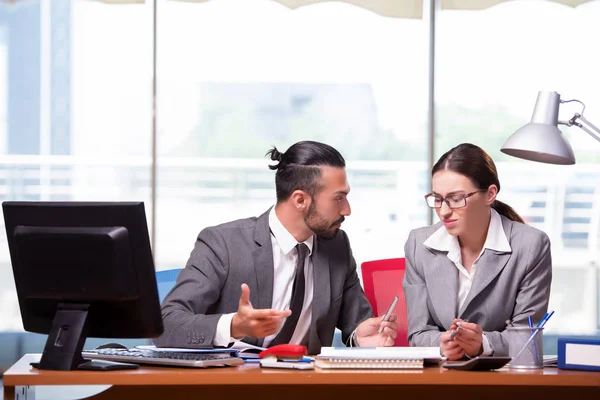 Mujer y hombre en el concepto de negocio — Foto de Stock