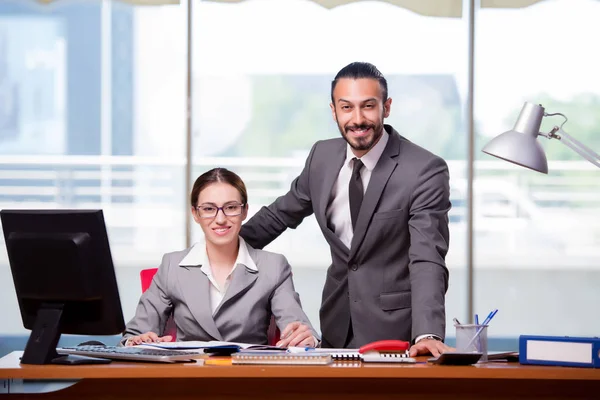 Hombre y mujer en concepto de negocio —  Fotos de Stock