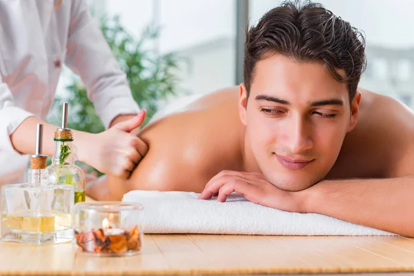 Beau homme pendant la séance de massage spa — Photo
