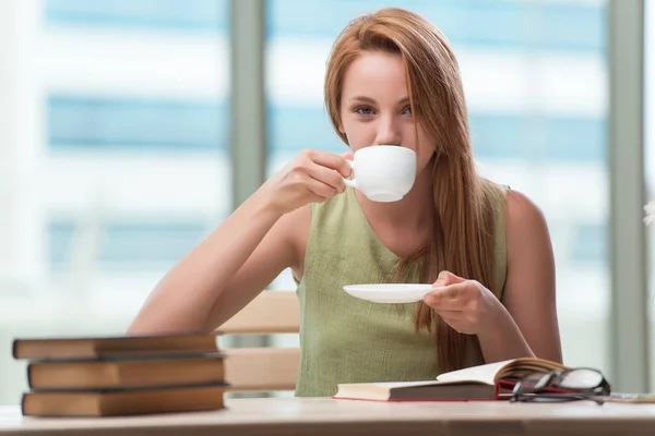 Молодий студент готується до іспитів пити чай — стокове фото