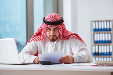 Arap işadamı dizüstü bilgisayarla çalışıyor