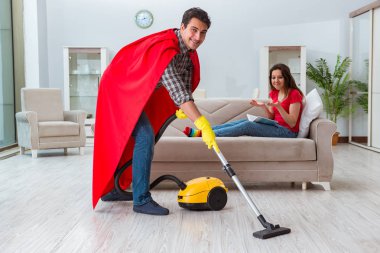 Süper kahraman koca karısına evde yardım ediyor.