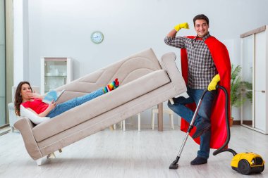 Süper kahraman koca karısına evde yardım ediyor.