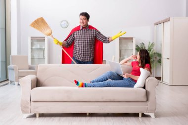 Süper kahraman koca karısına evde yardım ediyor.