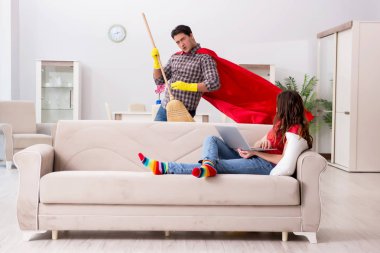 Süper kahraman koca karısına evde yardım ediyor.