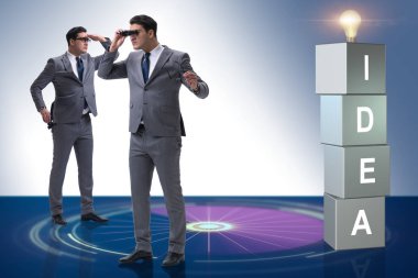Parlak fikirler arayan iş adamı.