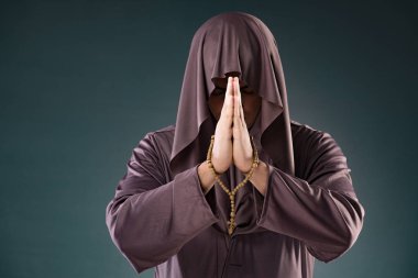 Monk gri arka plan üzerinde dini kavram
