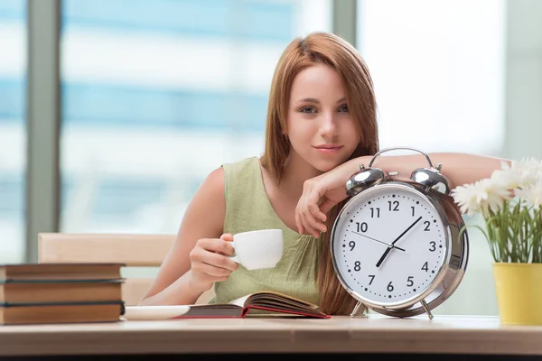 英語の目覚まし時計を持つ学生試験の準備 — ストック写真