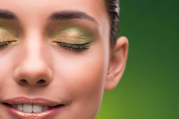 Mujer joven en concepto de belleza sobre fondo verde —  Fotos de Stock