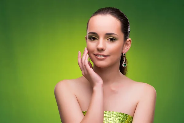 Mujer joven en concepto de belleza sobre fondo verde —  Fotos de Stock