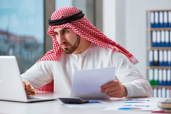 Hombre de negocios árabe que trabaja en el ordenador portátil — Foto de Stock