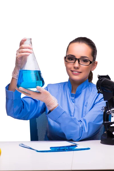 Fiatal női orvos a laborban izolált fehér — Stock Fotó