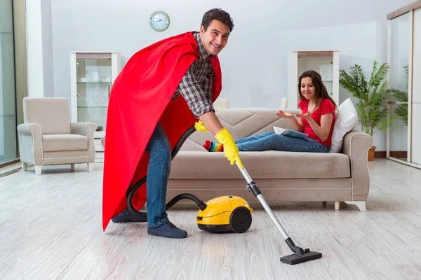 Superhéros mari aider sa femme à la maison — Photo