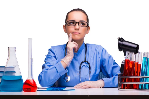 Doctora joven en laboratorio aislada en blanco — Foto de Stock