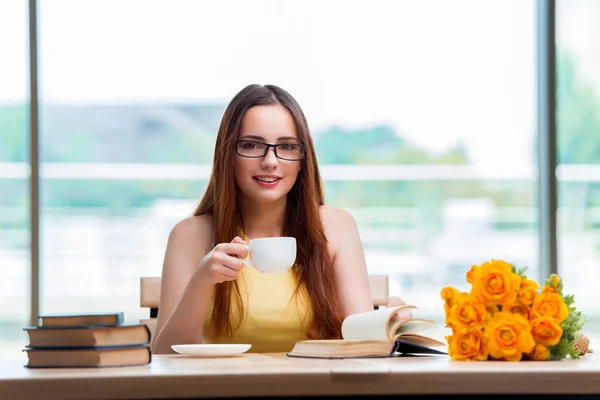 急いでいる間に若い学生がコーヒーを飲む — ストック写真